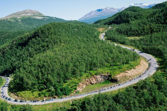 Ramboll’s 70 km Norwegian road project with 1.8 million LiDAR trees—too massive to run smoothly on most local machines.